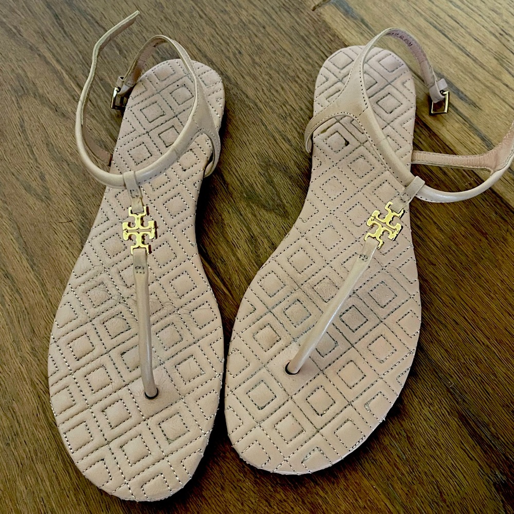Tory Burch t strap medallion sandal 6.5